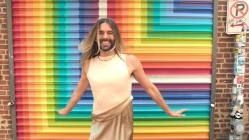 Robe nuisette Nanushka Cobee Combo portée par Jonathan Van Ness telle que vue dans Queer Eye (S10E03)