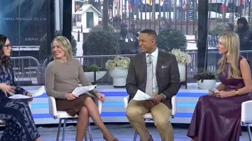 Robe à panneaux de grâce Norma Kamali portée par Sarah Eggenberger telle que vue dans Today le 23 janvier 2026