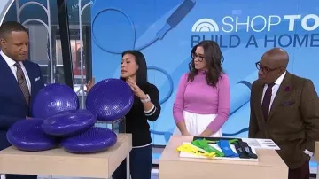 Zeagoo V Neck Sweater in Black-white worn by Karena Wu as seen in Today on January 26, 2026