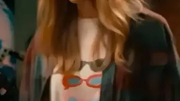 T-shirt Morgan Gillory Lunettes de soleil Morgan Gillory à haut potentiel porté par Morgan Gillory (Kaitlin Olson) dans High Potential (S02)