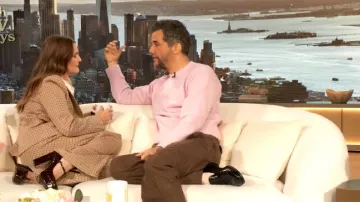 L'Agence Pilar Houndstooth Check Wide Leg Pants worn by Drew Barrymore as seen in The Drew Barrymore Show on January 27, 2026