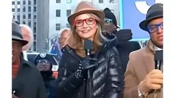 Aujourd’hui, Savannah Guthrie Manteau Long Noir en Duvet, porté par Savannah Guthrie dans Aujourd’hui