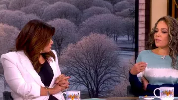 Blazer à manches froncées Cinq a Sept Khloé porté par Ana Navarro tel que vu dans The View le 28 janvier 2026