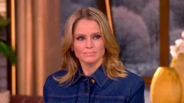 Veste safari Zimmermann Illuminate en jean portée par Sara Haines telle que vue dans The View le 28 janvier 2026