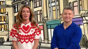 Camiseta de manga abullonada de Margot Puff que lleva Cat Deeley, vista en This Morning en enero de 2026