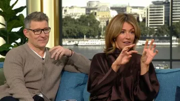 Robe écharpe effet satin Zara portée par Cat Deeley telle que vue dans This Morning en janvier 2026