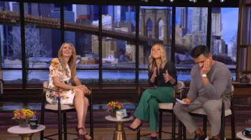 Robe midi à imprimé floral Dolce &amp; Gabbana portée par Kim Raver dans l'émission LIVE with Kelly and Mark du 22 janvier 2026.