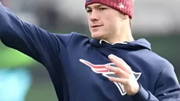 Sweat à capuche sur le bord des Drake Maye New England Patriots