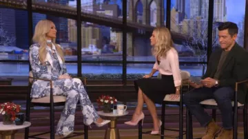 Pantalon Alice + Olivia Teeny Bootcut porté par Paris Hilton lors de l'émission LIVE with Kelly and Mark le 27 janvier 2026.