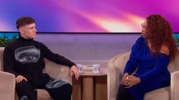 Col roulé Libertine Five Senses Crystal Cropped Neck porté par Chris Perfetti, tel que vu dans The Jennifer Hudson Show le 22 janvier 2026