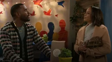 Manteau Reiss Emile porté par le Dr Nicole Dupree Richardson (Daphnée Duplaix) tel que vu dans Beyond the Gates (S02E11)