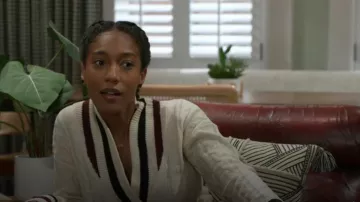 Steve Madden Addison Contast Trim Tricot à câbles porté par (Najah Jackson) tel que vu dans Beyond the Gates (S02E11)