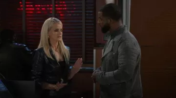 Blazer en cuir végane à bordures de dentelle Cinq a Sept porté par (Lauren Buglioli) tel que vu dans Beyond the Gates (S02E11)