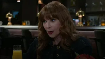 Chaqueta vaquera Guess Kylie llevada por Pamela Curtis (Cady McClain) como se ve en Más allá de las puertas (S02E13)
