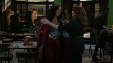 Manteau Ted Baker Rose porté par Dani Dupree (Karla Cheatham Mosley) tel que vu dans Beyond the Gates (S02E13)