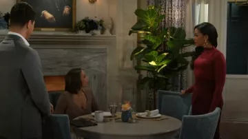 Andrea Iyamah Sita Corset Jupe Prune portée par Dani Dupree (Karla Cheatham Mosley) telle que vue dans Beyond the Gates (S02E15)