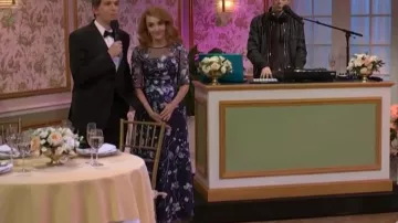 Vestido bordado con flores de Teri Jon por Rickie Freeman que lleva Chloe Fineman, tal como se ve en Saturday Night Live (S51E11)