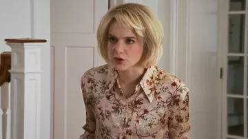 Camisa de manga larga abotonada a la bies de Vince Orchid Vine llevada por Ashley Padilla, vista en Saturday Night Live (S51E11)