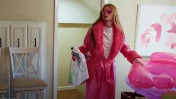 Manteau en cuir végétalien rose Finesse Willa porté par Venus Binkley tel que vu dans Vanderpump Rules (S12E08)