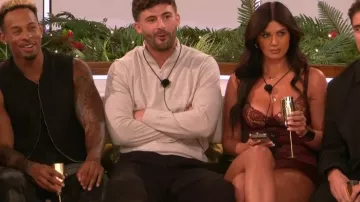 White Fox Boutique Mini Robe Admire You Cherry Liquor portée par Belle Hassan telle que vue dans Love Island : All Stars (S03E13)