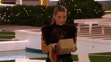 Dres en dentelle gypsabella portées par Lucinda Strafford telles que vues dans Love Island : All Stars (S03E13)