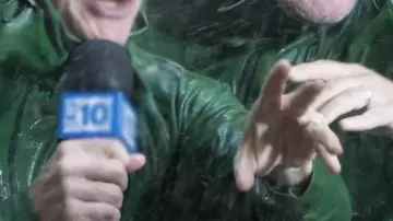 Chaqueta de lluvia verde usada por (David Harbour) en DTF St. Louis