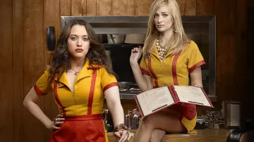 Collier de perles de Caroline Channing (Beth Behrs) dans 2 Broke Girls (S01E01)