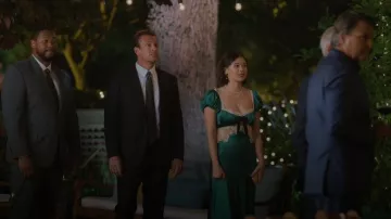 Vestido Midi de seda charmeuse con detalles de lazo Doên Veda, con encaje y cordón, que lleva Alice (Lukita Maxwell) como se ve en Shrinking (S03E01)