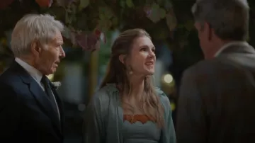 La DoubleJ Cerere Blause portée par Meg (Lily Rabe) telle que vue dans Shrinking (S03E01)