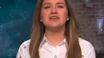 Blusa con estampado de corazones de Kelly Clarkson usada por Kelly Clarkson en The Kelly Clarkson Show 2026