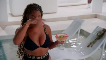 Haut de bikini Versace Greca Border porté par Toya Bush-Harris tel que vu dans Married to Medicine (S12E08)