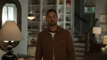 Veste de camionneur James Perse Cashmere Touch portée par David (J.R. Ramirez) comme on le voit dans It’s Not Like That (S01E02)