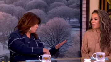 Robe Boss Doloh HandkerkerUr portée par Ana Navarro telle que vue dans The View le 30 janvier 2026