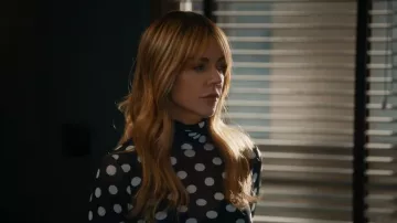 Haut AFRM Zadie en diagonale porté par Morgan Gillory (Kaitlin Olson) tel que vu dans High Potential (S02E11)