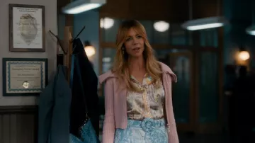 Cardigan double col en maille métallique rose House of Sunny Peggy, porté par Morgan Gillory (Kaitlin Olson) tel que vu dans High Potential (S02E11)