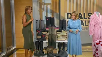 Vestido Riko de Emilia Wickstead en azul nublado usado por Tory Johnson, visto en Good Morning America el 28 de enero de 2026