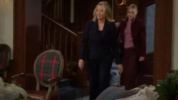 La veste Fold London Collingham en laine rayée bleu marine portée par Nikki Reed Newman (Melody Thomas-Scott) telle que vue dans The Young and the Restless le 21 janvier 2026