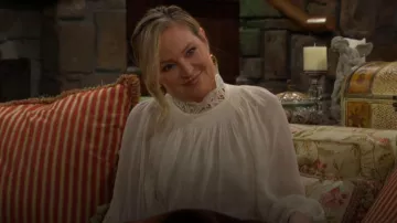 Haut de joug en dentelle Reiss Czara Accent, couleur crème, porté par Sharon Newman (Sharon Case) tel que vu dans The Young and the Restless le 21 janvier 2026