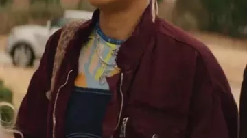 Chaqueta granate de Scream 7 Celeste O'Connor usada por Celeste O'Connor (Celeste O'Connor) en Scream 7