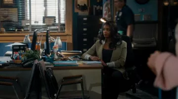Cinq A Sept Blazer Khloe à capuche en olive porté par Daphne Forrester (Javicia Leslie) tel que vu dans High Potential (S02E11)
