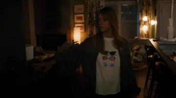 BDG chez Urban Outfitters Dani Chemise en flanelle oversized portée par Morgan Gillory (Kaitlin Olson) vue dans High Potential (S02E11)