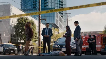 Saco à bout pointu de Mercer en chiffon et os porté par Morgan Gillory (Kaitlin Olson) tel que vu dans High Potential (S02E11)