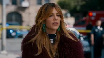 Boucles d’oreilles Anthropologie en forme de feux d’artifice perlées portées par Morgan Gillory (Kaitlin Olson) telles que vues dans High Potential (S02E11)