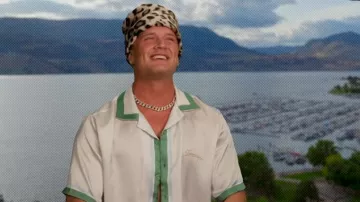 Chemise en satin Zara portée par Emmett Watson vue dans Canada Shore (S01E01)