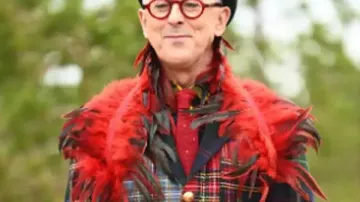 The Traitors US S04 Alan Cumming Blazer à carreaux mélangés de lui-même - Présentateur (Alan Cumming) dans The Traitors (S04E01)