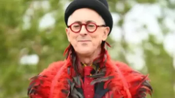 The Traitors US S04 Alan Cumming Blazer à carreaux mélangés de lui-même - Présentateur (Alan Cumming) dans The Traitors