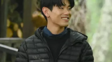 Les Traîtres US S04 Eric Nam Manteau Douelage (Eric Nam) dans Les Traîtres