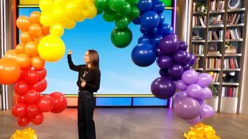 Vante Cropped Vante Sweatshirt worn by Natalie Portman as seen in The Drew Barrymore Show on January 28, 2026