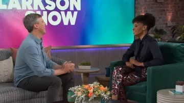 Pantalones Metálicos Florales Dolce & Gabbana usados por Amber Ruffin, tal como se ve en The Kelly Clarkson Show el 29 de enero de 2026