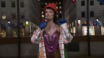Robe Deluxe Dolls Kills portée par Sarah Sherman telle que vue dans Saturday Night Live (S51E12)